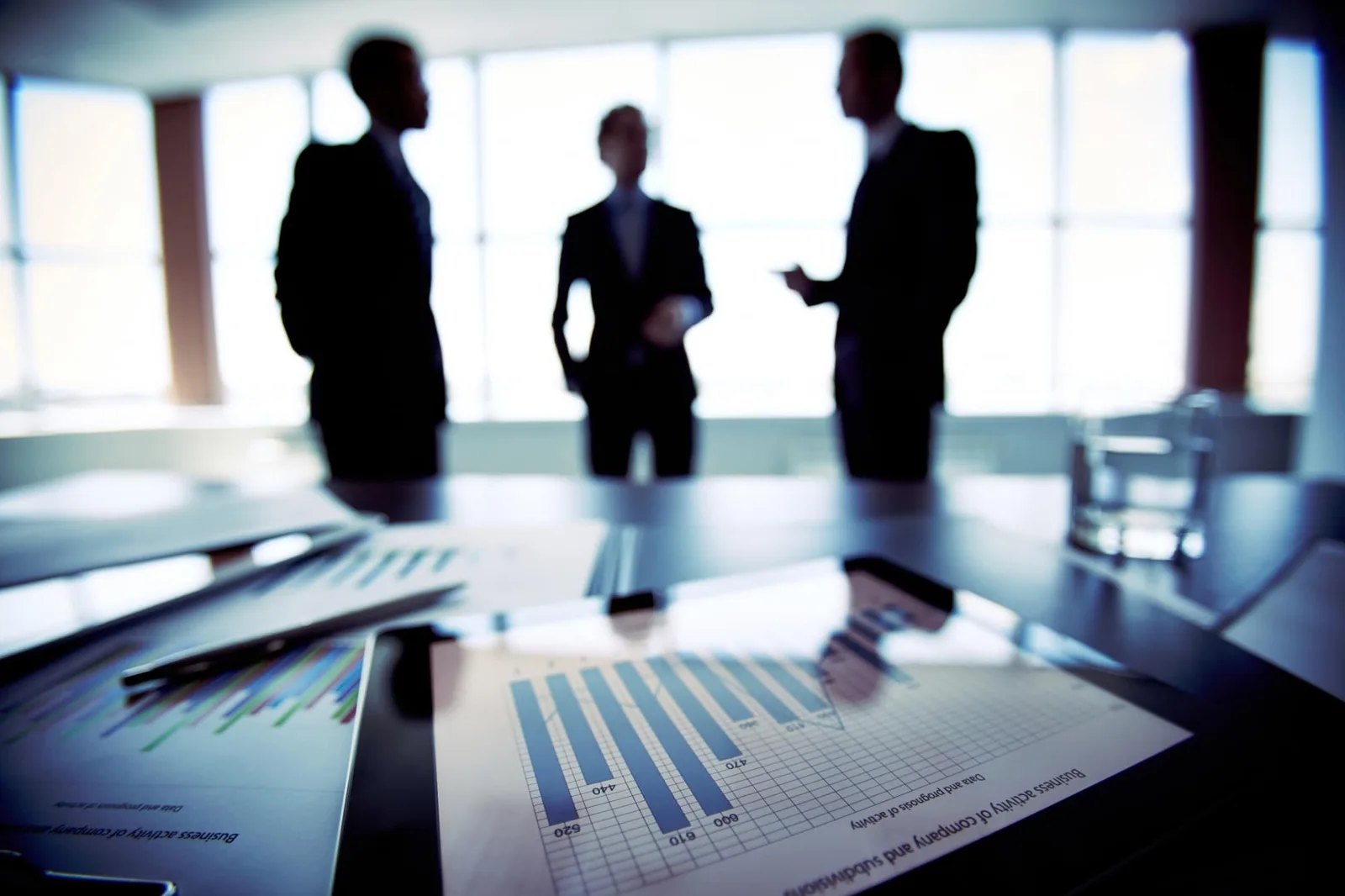 Dirigeant d’entreprise consultant un tableau de bord financier sur ordinateur avec graphiques de trésorerie et de rentabilité