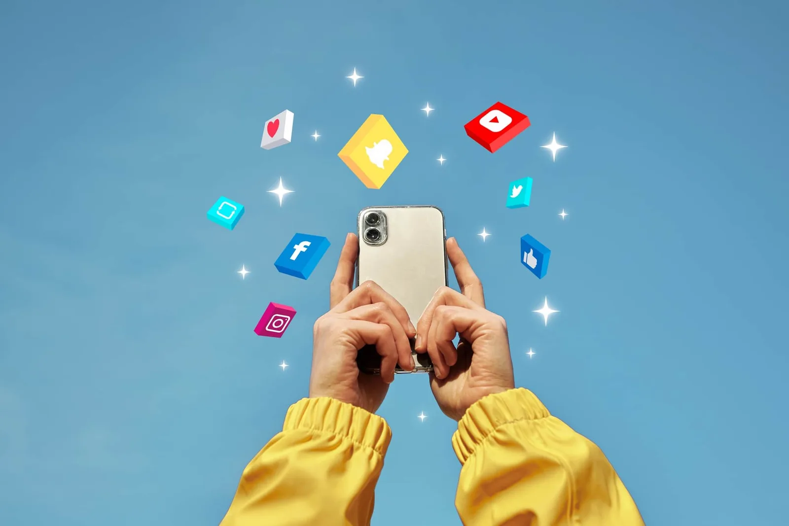 Entrepreneur analysant ses résultats sur les réseaux sociaux depuis un ordinateur portable et un smartphone