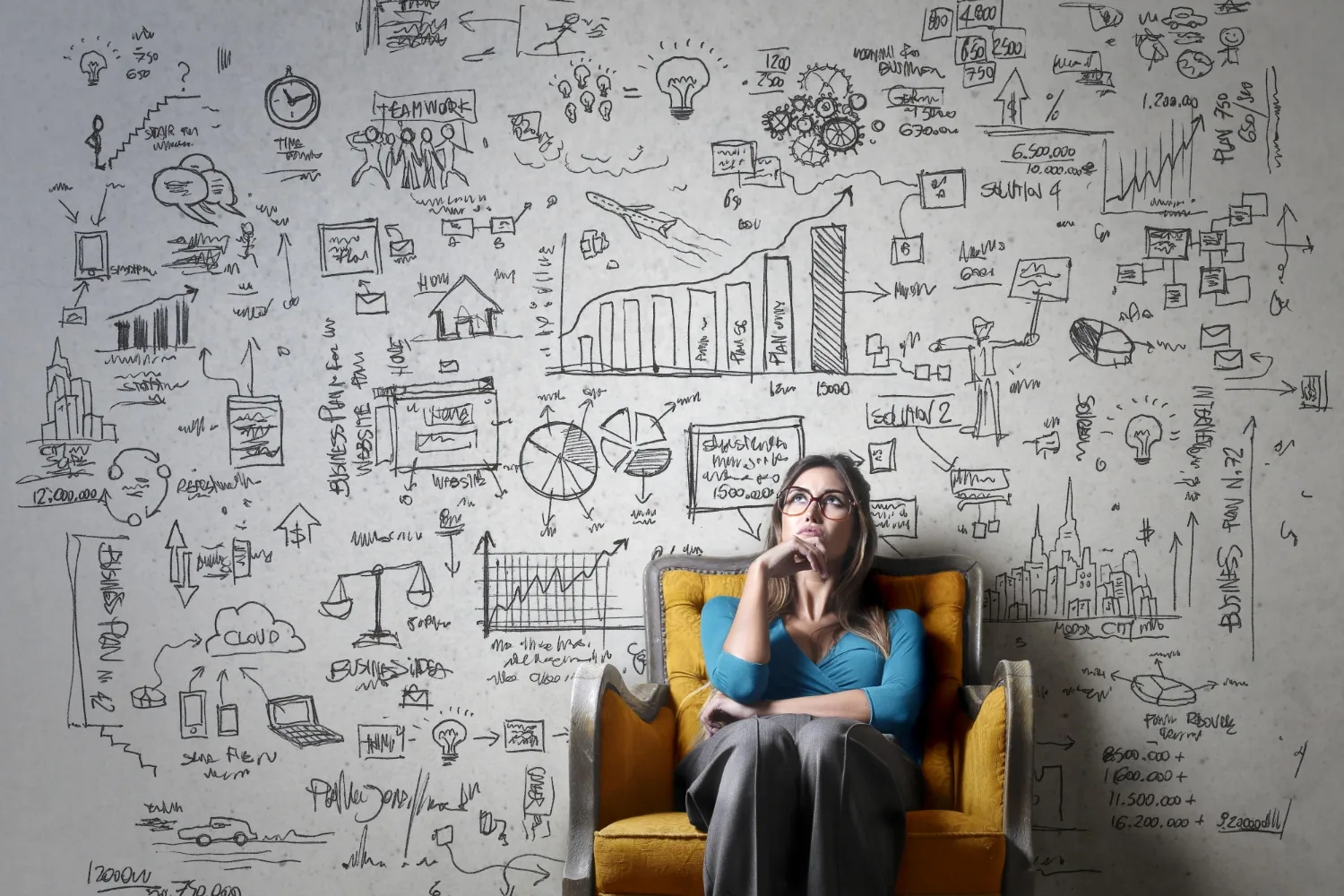 Entrepreneur consultant des indicateurs économiques et une veille réglementaire sur ordinateur dans un bureau