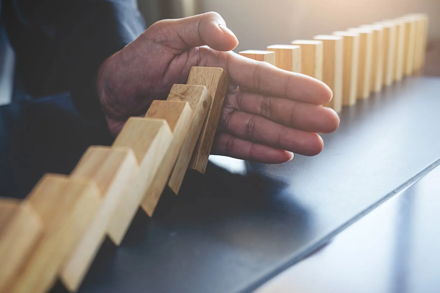 Entrepreneur individuel devant un tableau de bord numérique analysant la croissance et les processus d’une activité