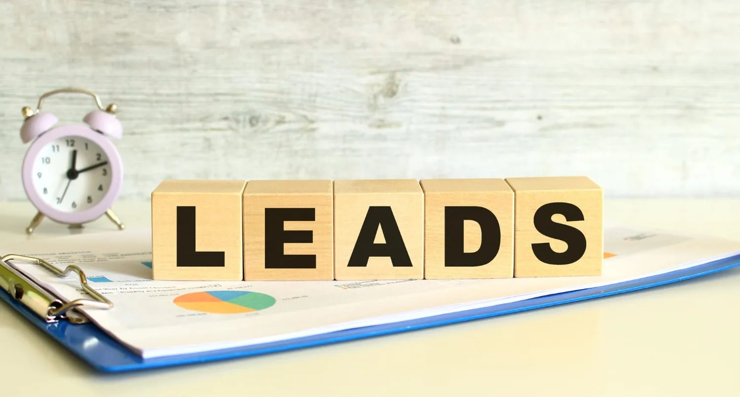 Chef d'entreprise consultant sur ordinateur portable un tableau de bord avec formulaires, courbes de prospects et messages de contact