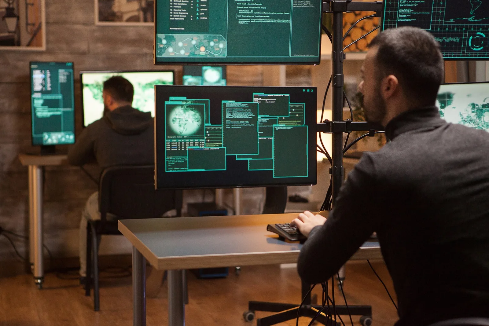 Dirigeant consultant un tableau de risques de sécurité à côté d’un système de vidéosurveillance dans un bureau