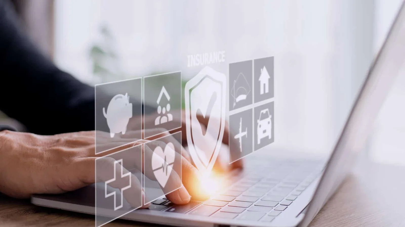 Professionnel indépendant consultant un contrat d’assurance RC Pro sur ordinateur portable avec documents administratifs