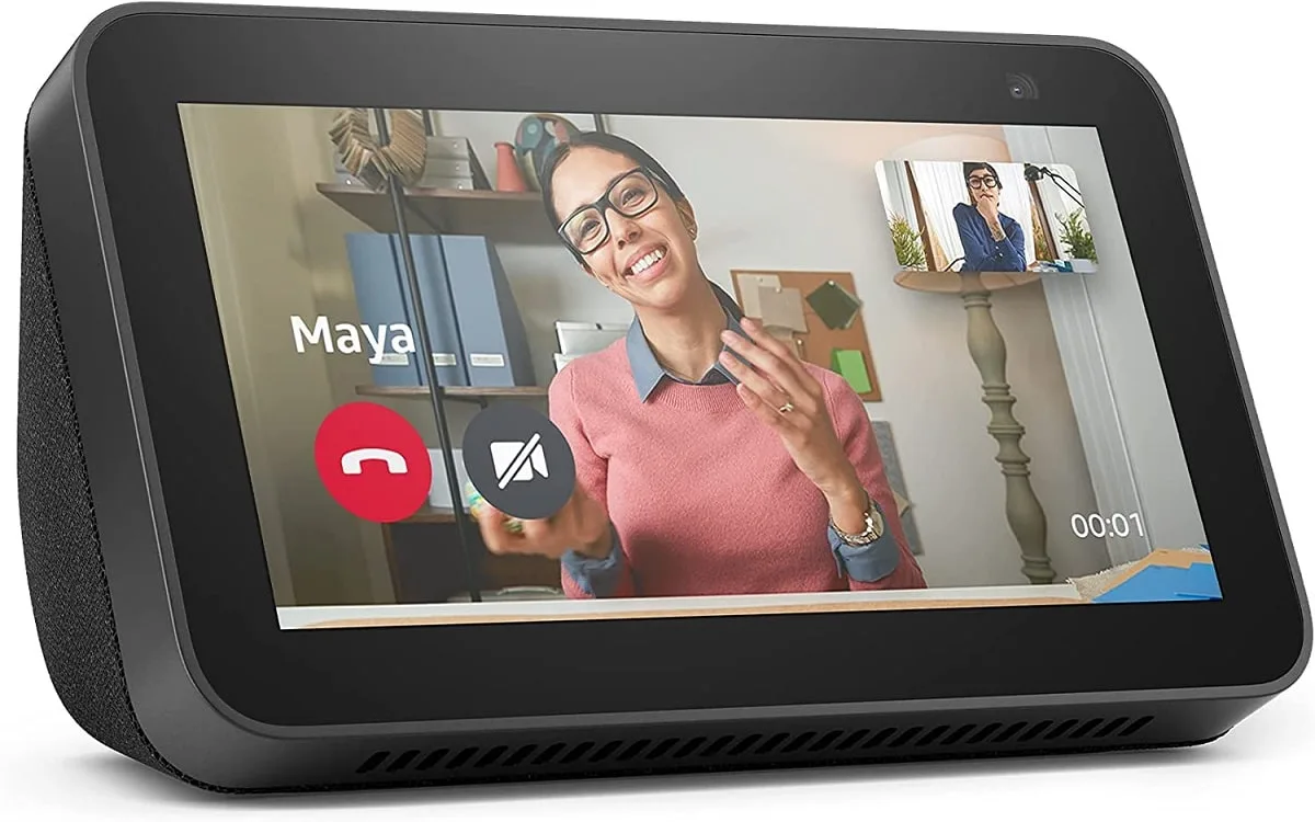 Un écran connecté Echo Show 5 d’Amazon posé sur une table avec l’interface Alexa affichée