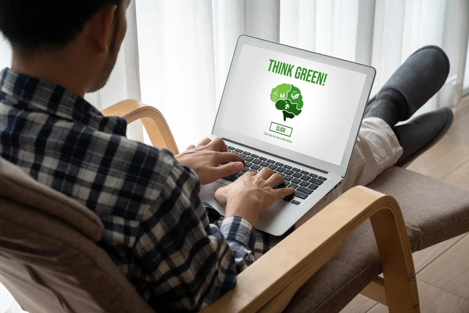 Ordinateur portable affichant une page web sobre sur un bureau lumineux avec une plante verte