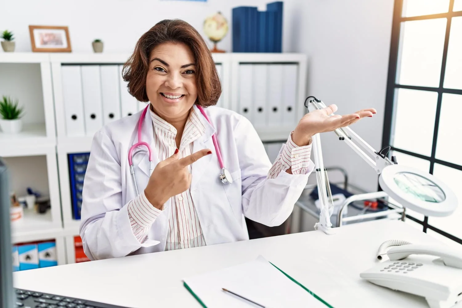 Un médecin au cabinet échange avec une patiente pendant qu'un standard téléphonique médical gère les appels en arrière-plan