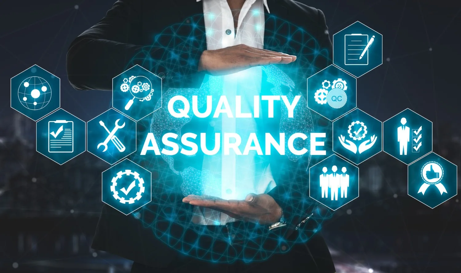 Artisan du bâtiment consultant une attestation d’assurance devant un chantier en cours