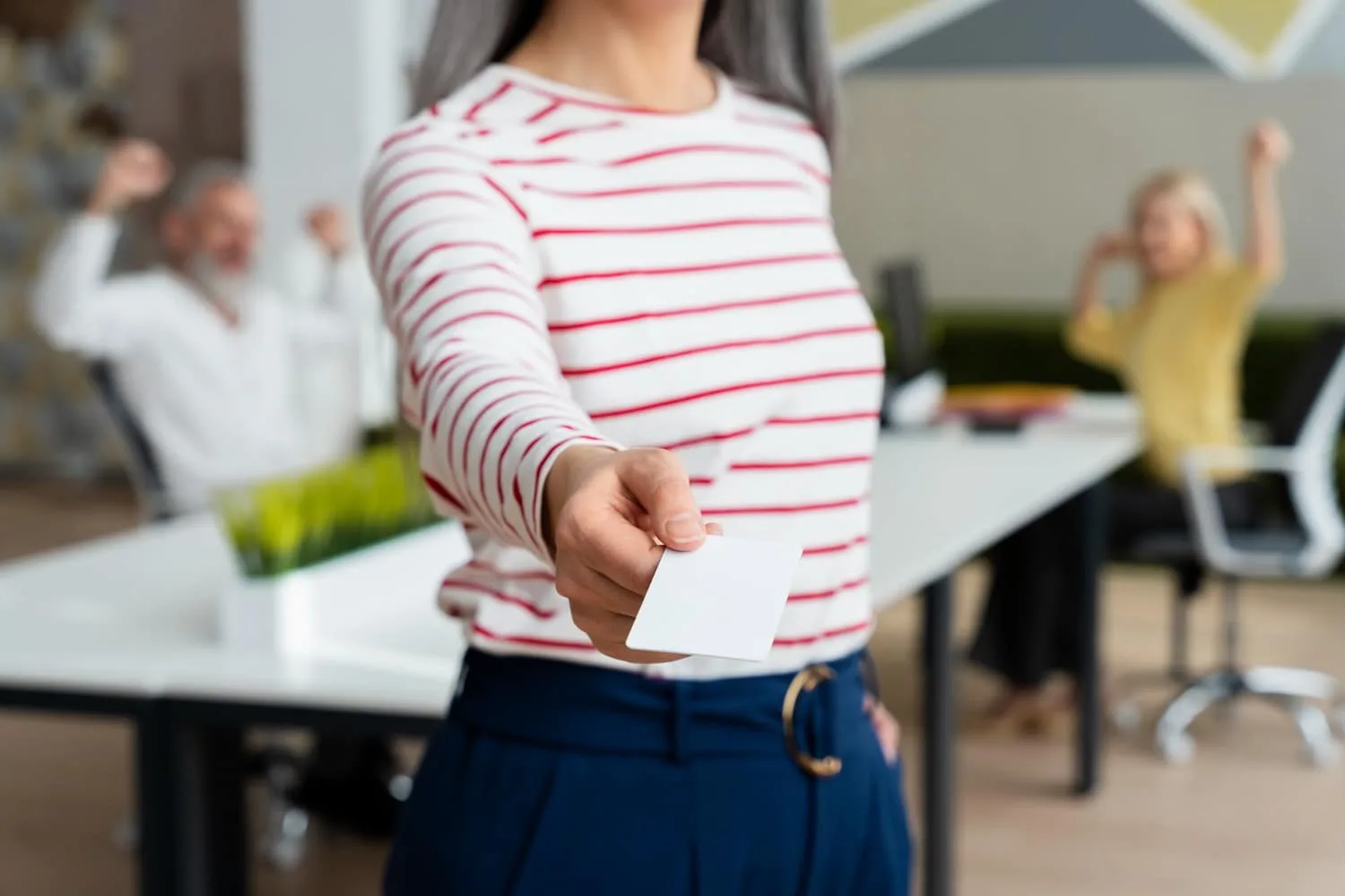Entrepreneur solo travaillant sur des idées de nom de marque avec carnet, ordinateur et post-it sur un bureau.