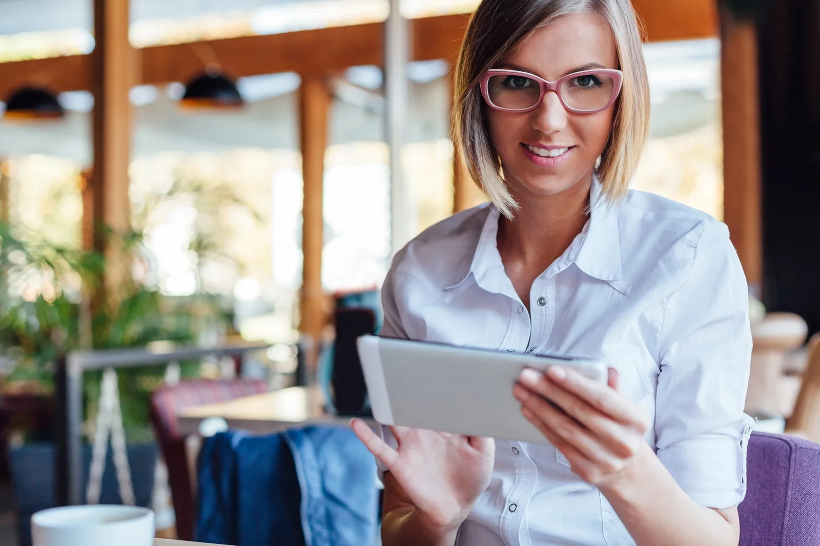 Photo d’un entrepreneur seul avec des documents administratifs et un ordinateur portable sur un bureau