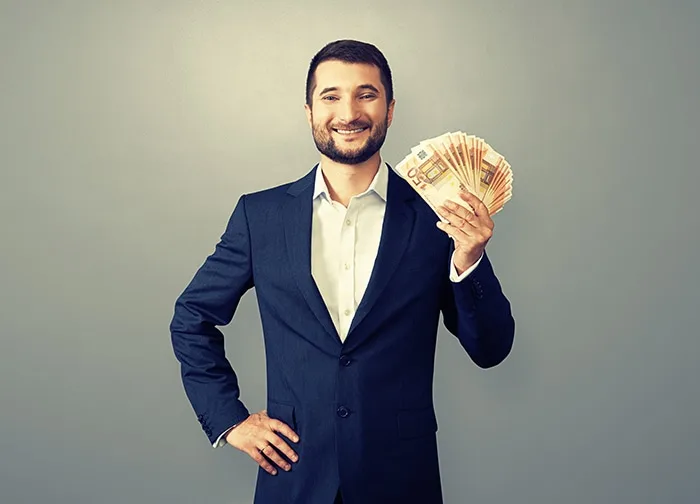Un entrepreneur seul devant son bureau avec des documents de gestion, illustrant une entreprise individuelle sans capital social