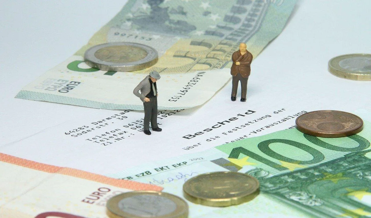 Entrepreneur indépendant consultant une facture et un écran de calcul de TVA sur un bureau