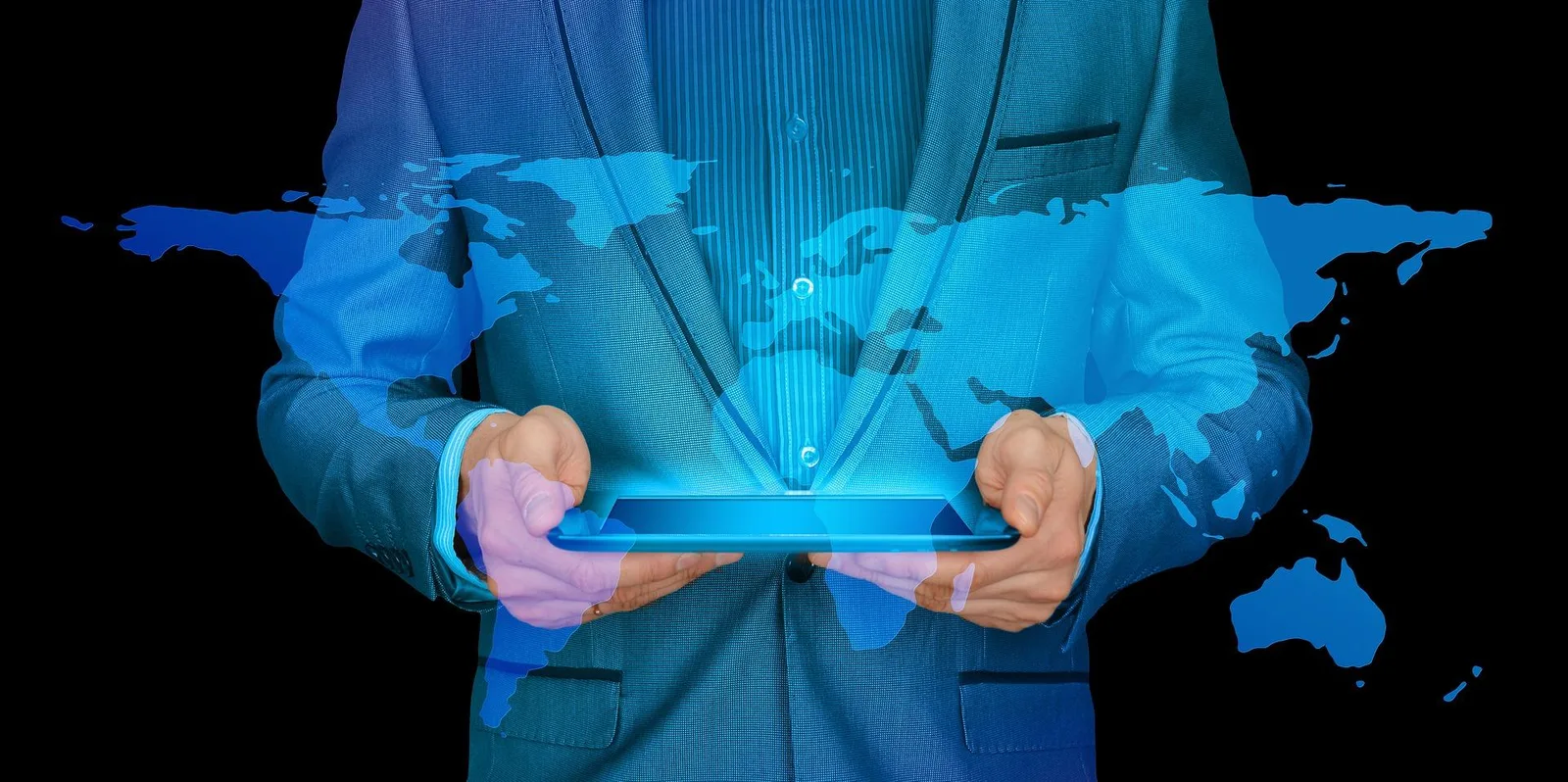 Entrepreneur individuel préparant sa communication de marque sur ordinateur avec carnet, palette de couleurs et maquettes de site web