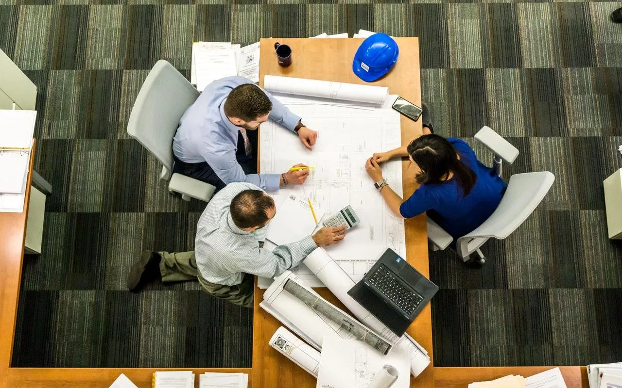 Entrepreneur individuel consultant ses documents comptables avec un conseiller dans un bureau