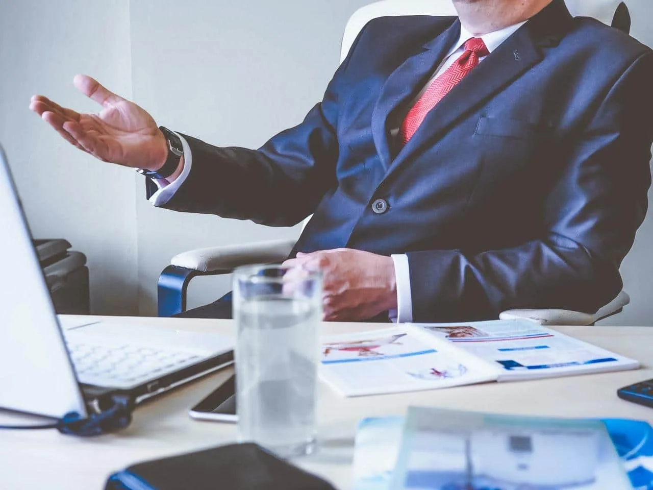 Micro-entrepreneur consultant ses déclarations fiscales et ses factures sur un ordinateur portable