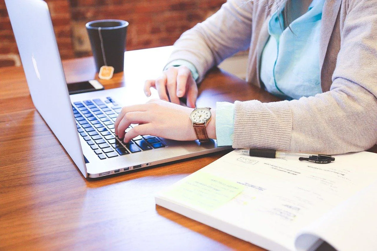 Freelance en visioconférence présentant une offre commerciale à un prospect sur ordinateur portable