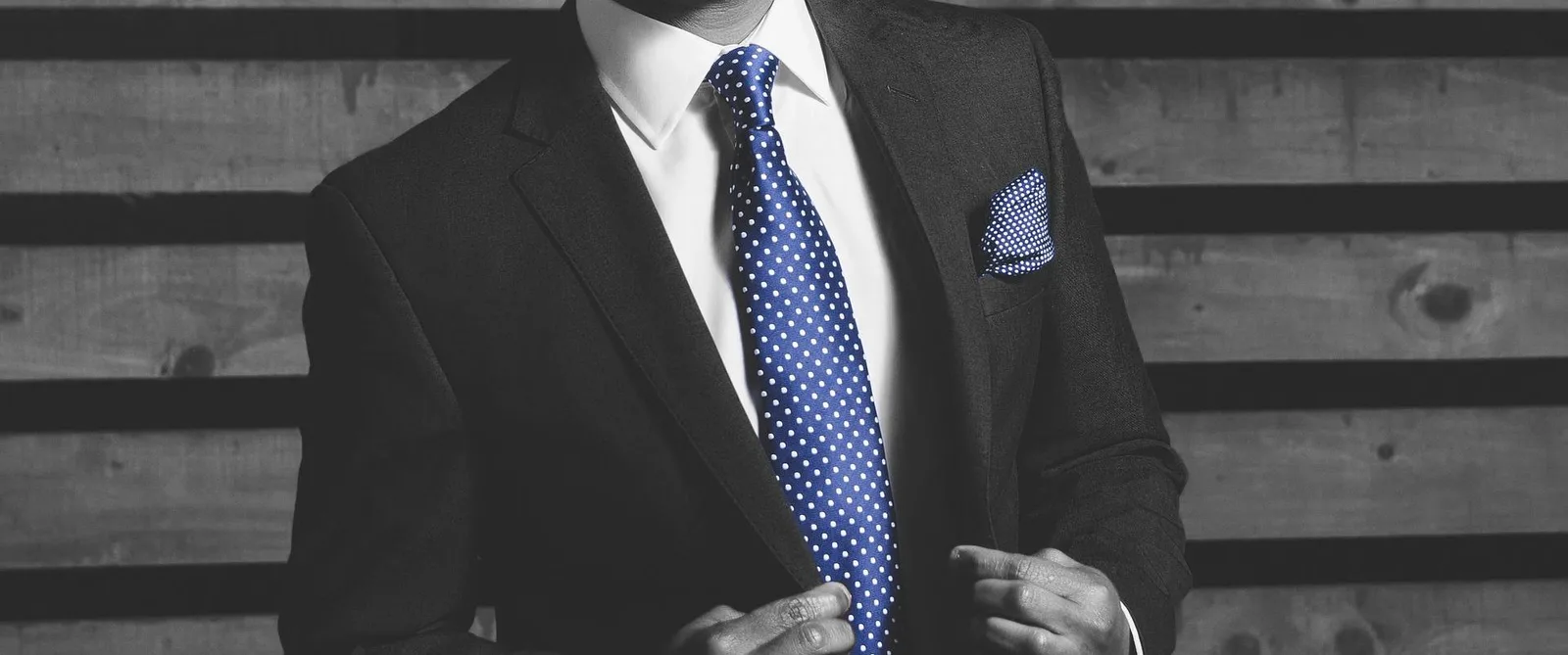 Entrepreneur consultant des documents administratifs et un tableau de chiffres sur son bureau