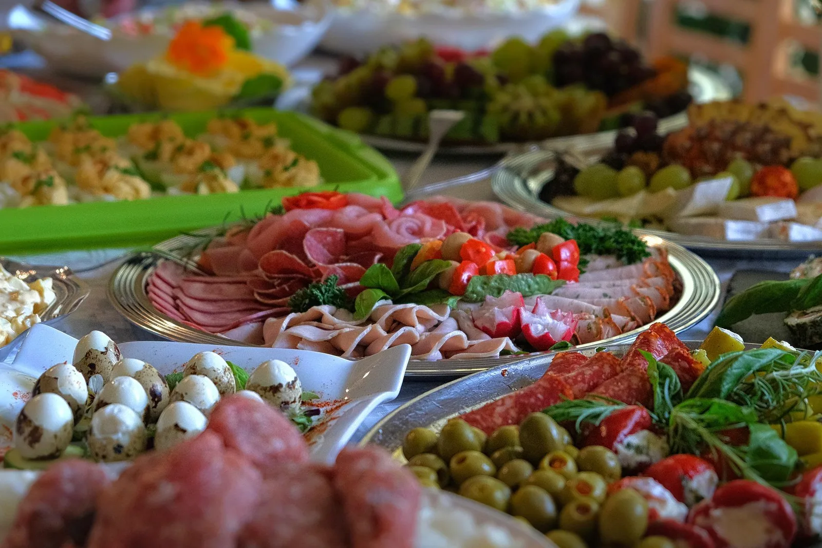 Plateaux repas variés livrés et disposés sur une table de réunion dans un bureau