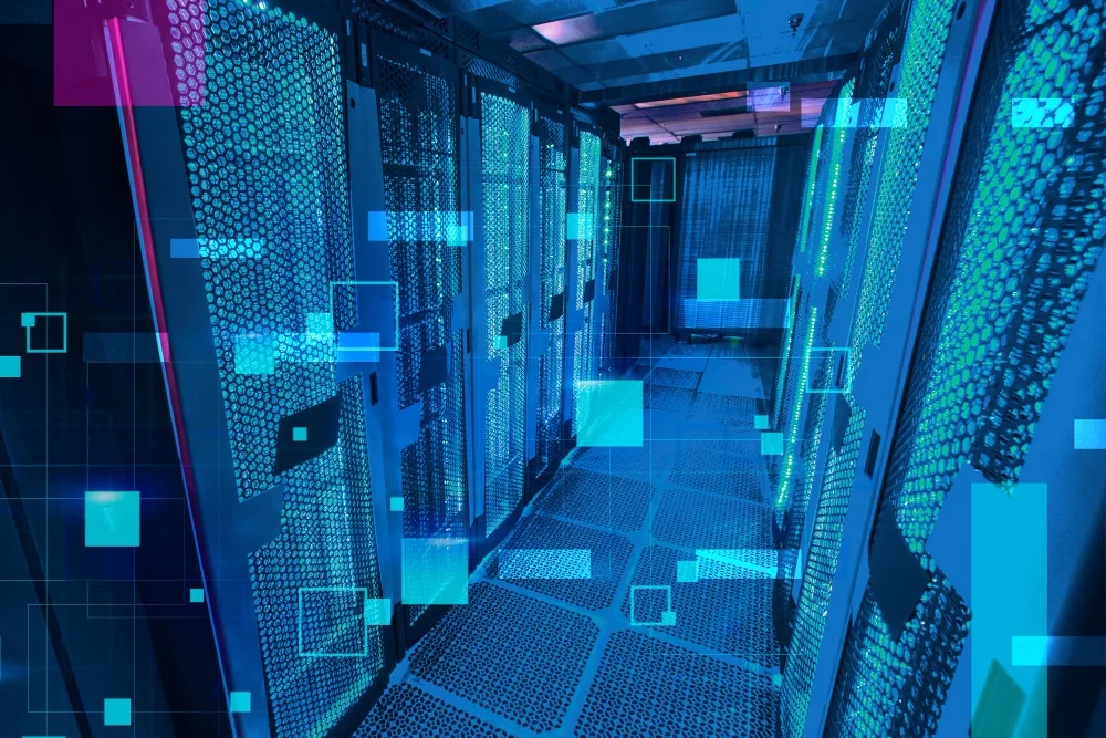 Technicien devant plusieurs écrans affichant la supervision de serveurs Linux et des lignes de commande