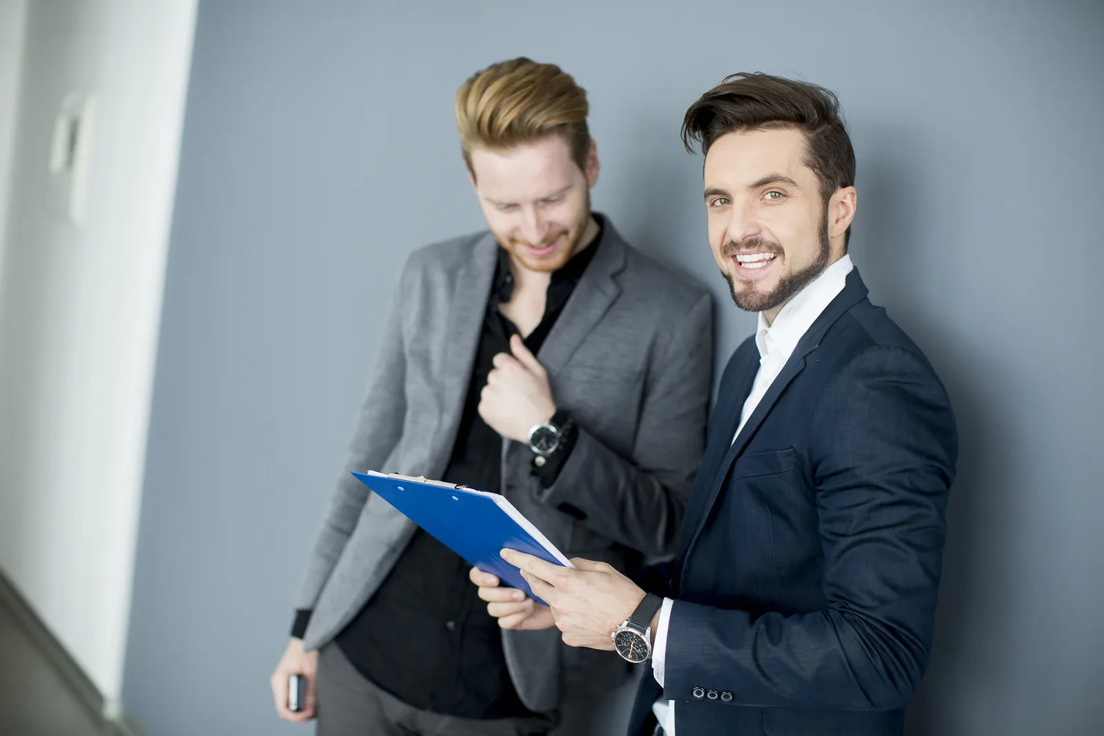 Un entrepreneur signe un contrat de location-gérance pour confier son fonds de commerce à un repreneur.