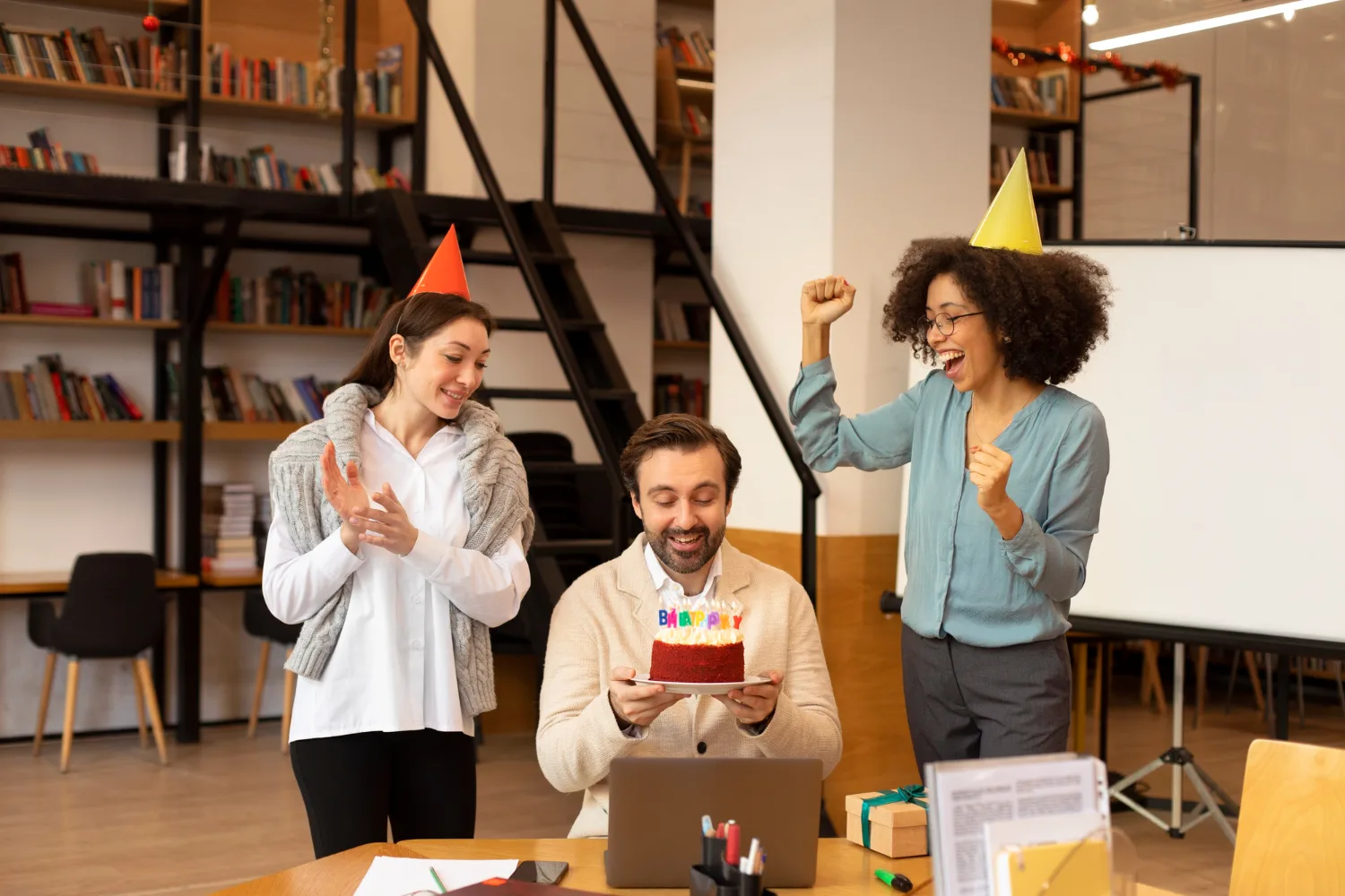 Entrepreneur comparant plusieurs cadeaux d’entreprise sur un bureau avec carnet, coffret et stylo