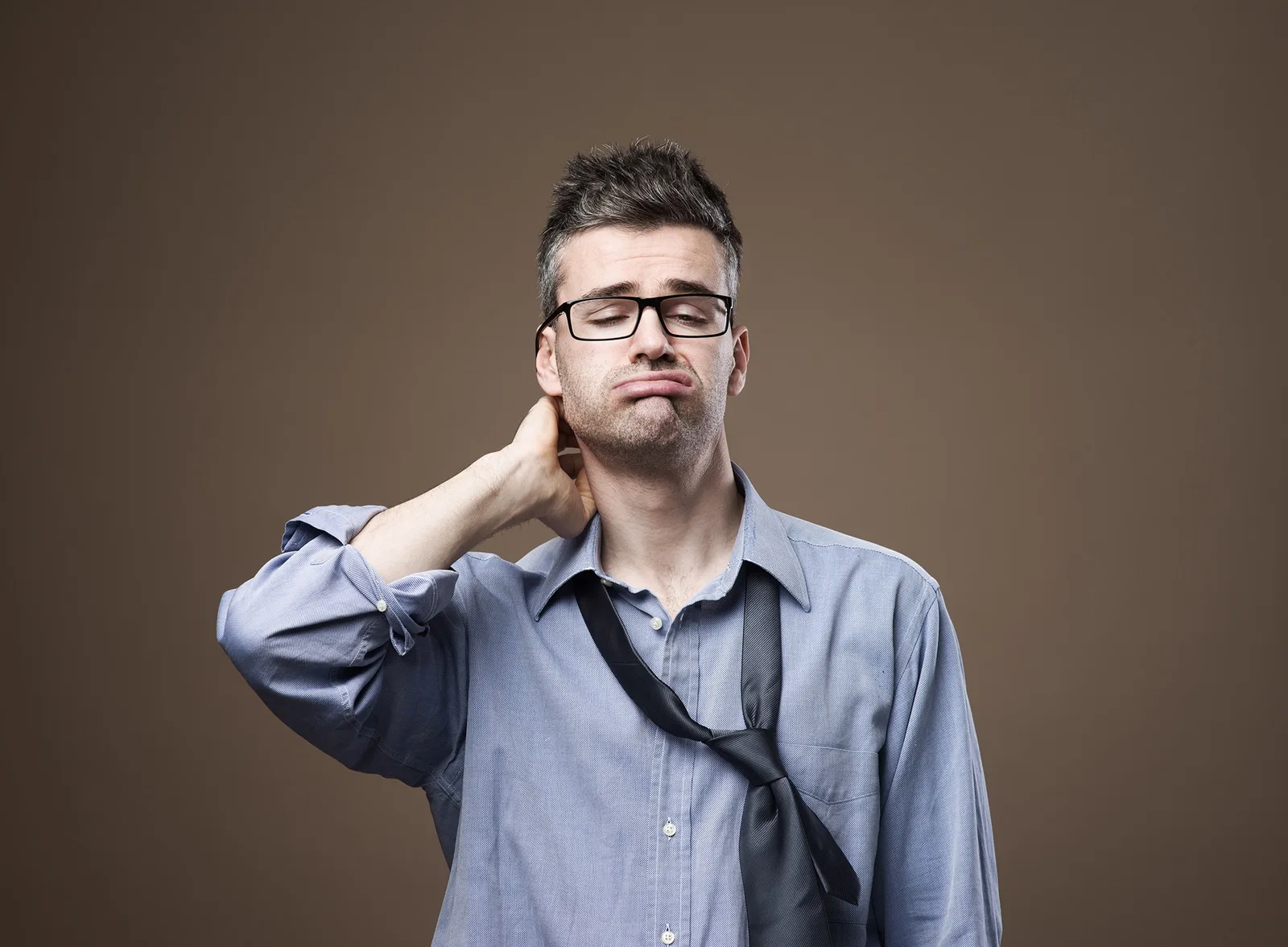 Entrepreneur seul devant un ordinateur avec des factures, illustrant les limites de l’entreprise individuelle