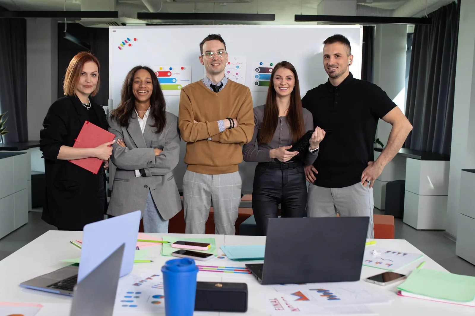 Un entrepreneur travaille dans un bureau partagé lumineux au sein d’une pépinière d’entreprise, avec ordinateur et espace de réunion à proximité.