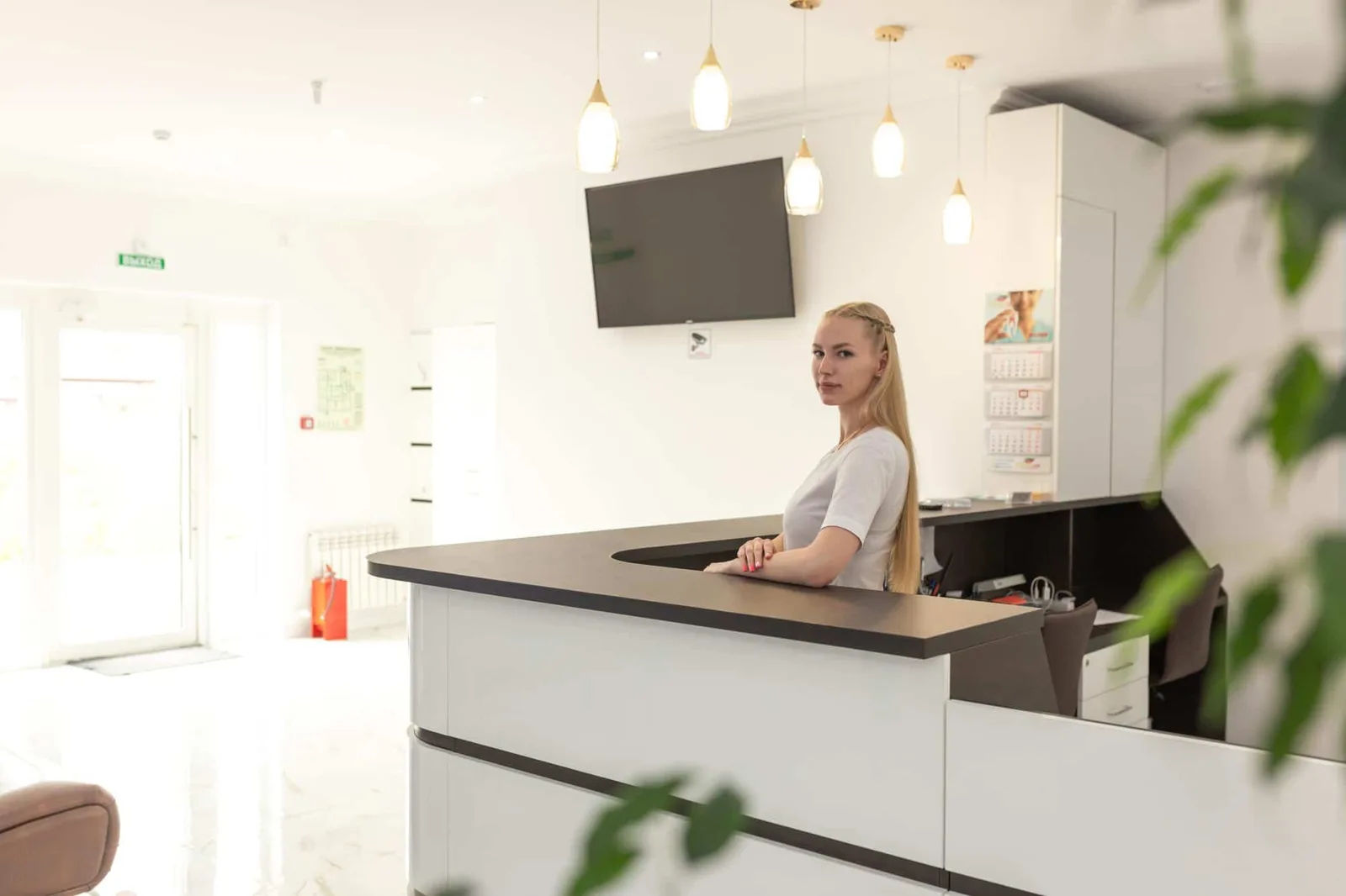 Chef d’entreprise consultant un contrat de domiciliation devant un ordinateur, avec une adresse de siège social affichée sur des documents