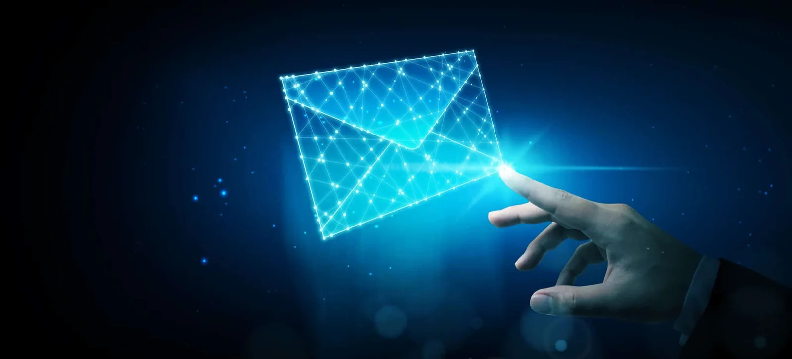 Un ordinateur portable affichant une boîte mail professionnelle avec des icônes de cadenas, de filtre antispam et d’authentification multifactorielle