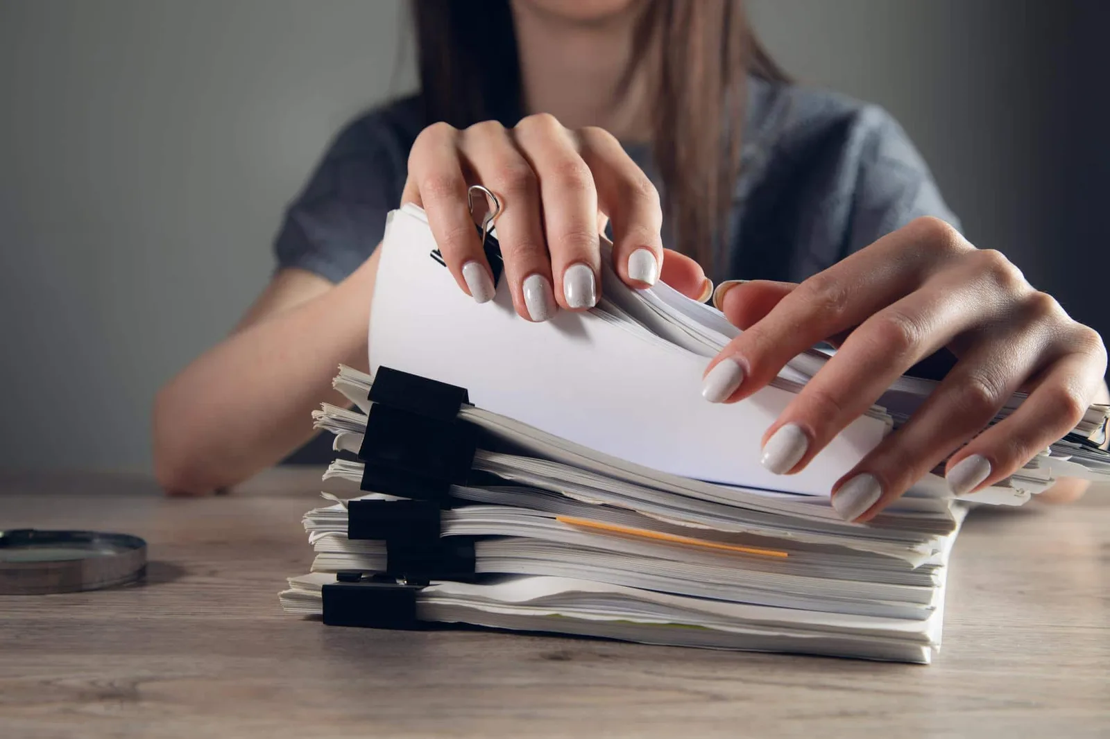 Élus du CSE consultant une base de données sociale sur un ordinateur portable dans une entreprise