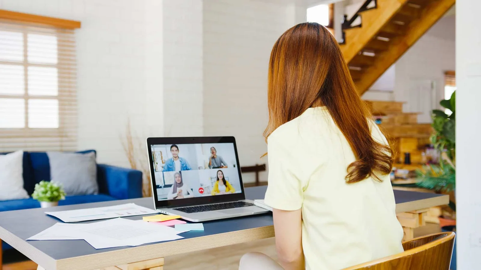 Manager en visioconférence avec un salarié en télétravail devant un tableau de suivi partagé