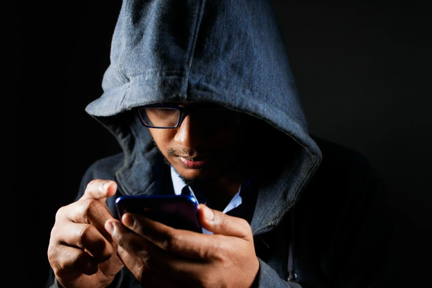 Salarié travaillant sur un ordinateur portable équipé d’un filtre de confidentialité dans un open space