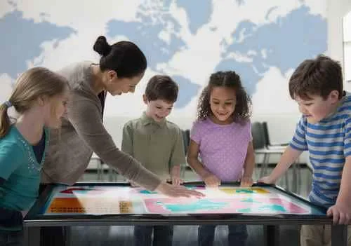 Écran interactif tactile affichant une réunion collaborative dans un bureau moderne