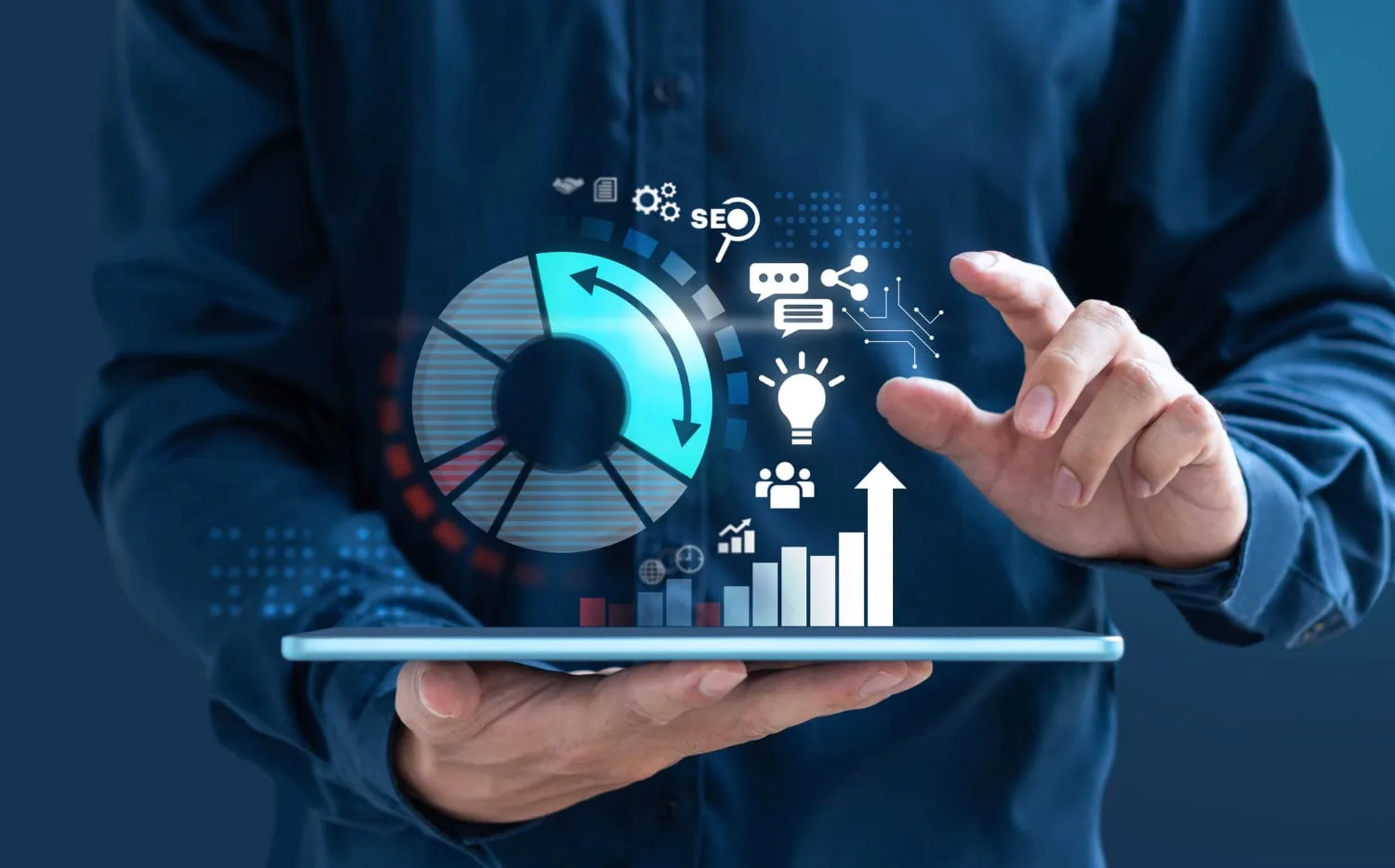 Une entrepreneuse en réunion avec une consultante en marketing digital devant un tableau de bord de performance et un ordinateur portable