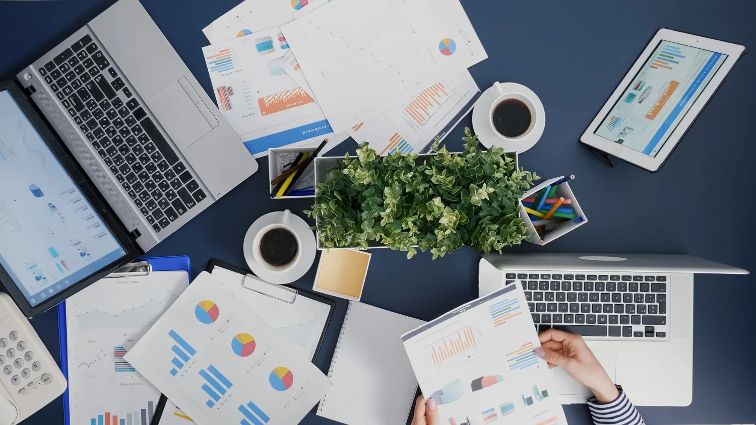 Tableau de bord Google Ads affiché sur un ordinateur portable avec graphiques, mots-clés et coût par clic