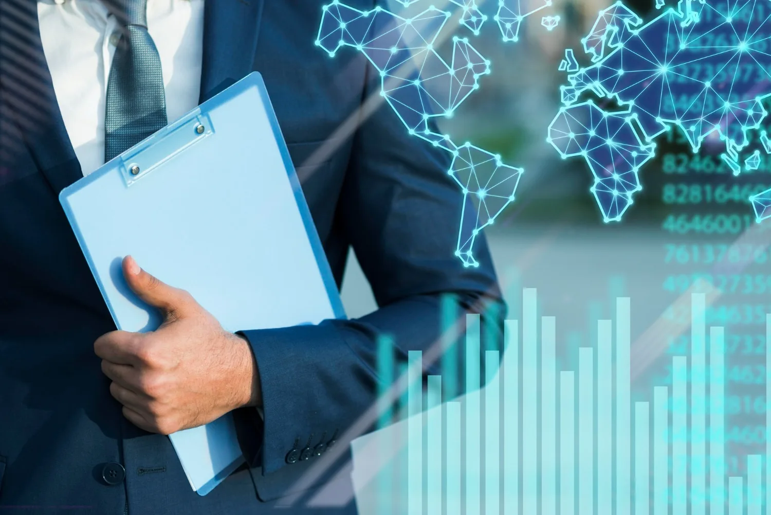 Entrepreneur consultant des documents juridiques et financiers pour structurer une holding