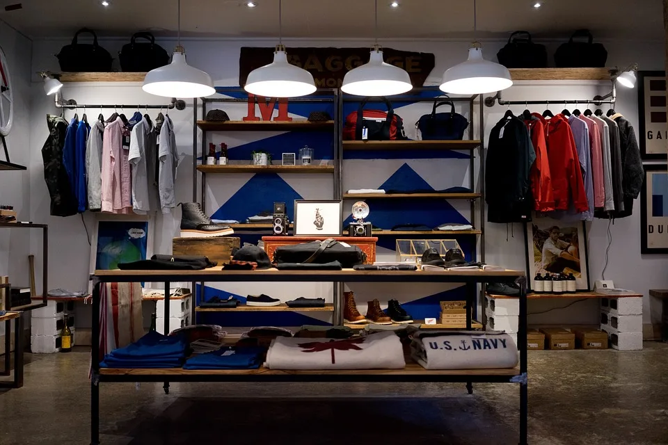Intérieur d’une boutique lumineuse avec rayonnages ordonnés, allées dégagées et caisse visible